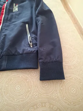 Chaqueta azul marino con capucha