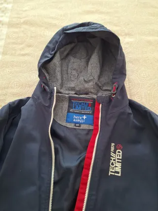 Chaqueta azul marino con capucha