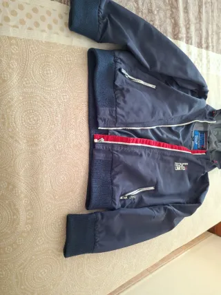 Chaqueta azul marino con capucha