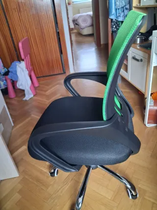 Silla de escritorio juvenil nueva