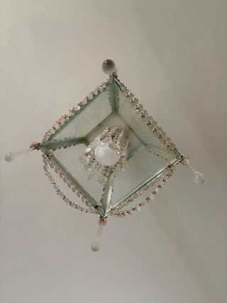 Lámpara de techo de cristal y metal.