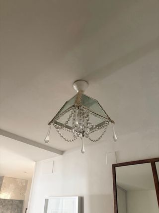 Lámpara de techo de cristal y metal.