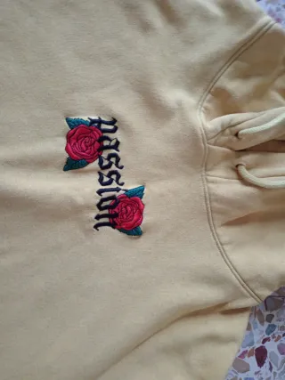 Felpa gialla con cappuccio e stampa