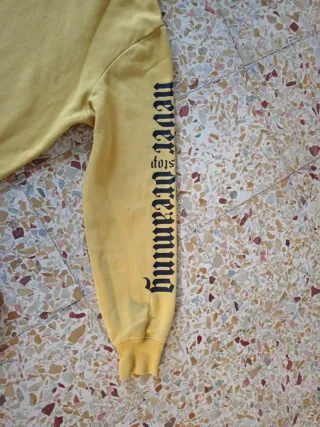 Felpa gialla con cappuccio e stampa