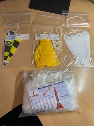 Paracaídas y algodón para cohetes