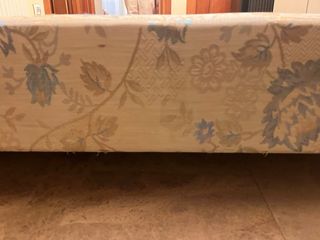 Somier tapizado beige y azul