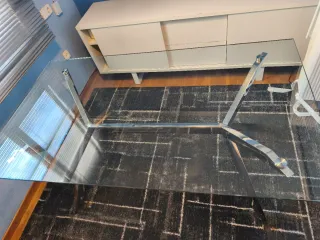 Mesa de comedor de cristal y metal