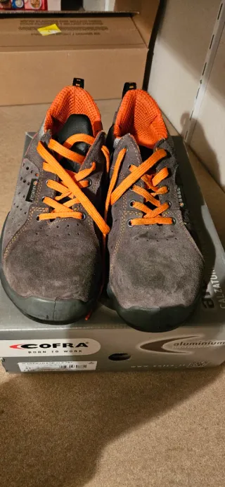 Zapatos de seguridad Cofra marrones y naranjas