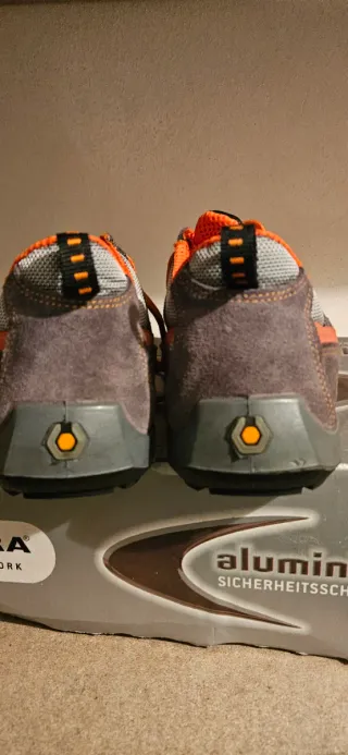 Zapatos de seguridad Cofra marrones y naranjas