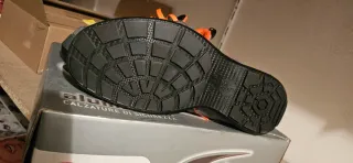 Zapatos de seguridad Cofra marrones y naranjas