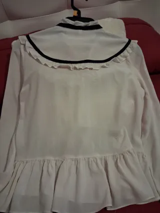 Blusa romántica mujer. Está nueva.
