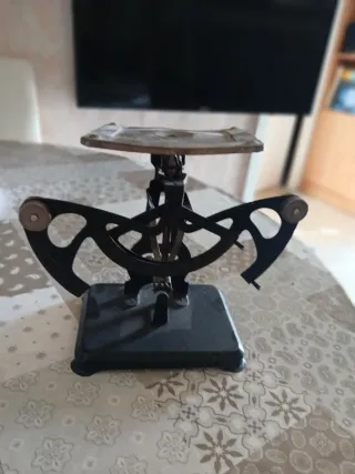 Báscula antigua para objetos pequeños