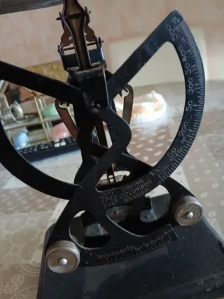 Báscula antigua para objetos pequeños