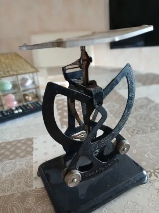 Báscula antigua para objetos pequeños