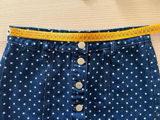 Falda vaquera azul con lunares blancos