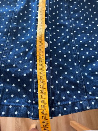 Falda vaquera azul con lunares blancos