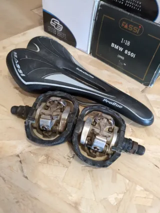 Sillín Massi y Pedales Shimano M424 SPD