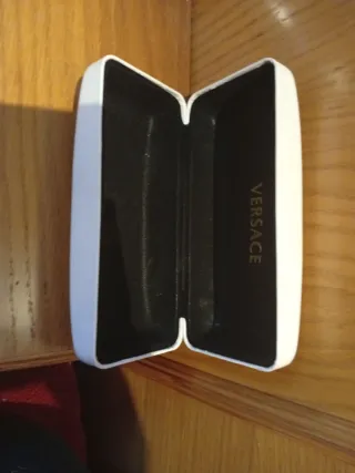 Caja de gafas Versace blanca