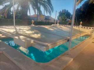 Cubierta para piscina beige y transparente
