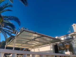 Cubierta para piscina beige y transparente