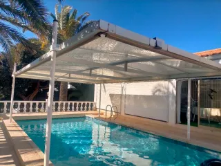 Cubierta para piscina beige y transparente