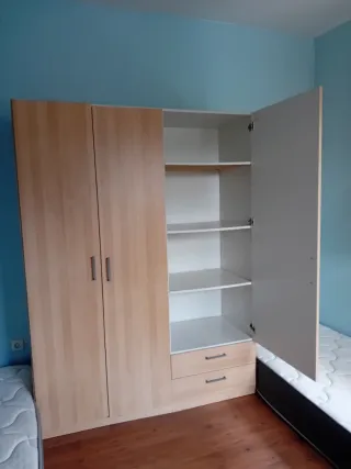 Armario de madera beige y blanco