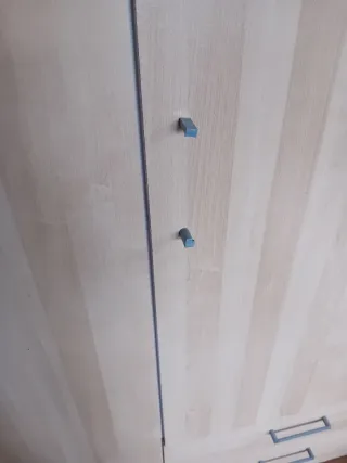 Armario de madera beige y blanco