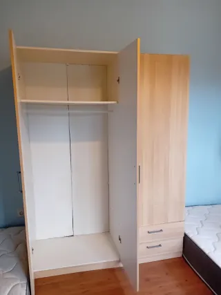 Armario de madera beige y blanco