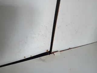 Armario de madera beige y blanco