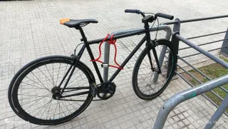 Bicicleta Negra con Candado Rojo