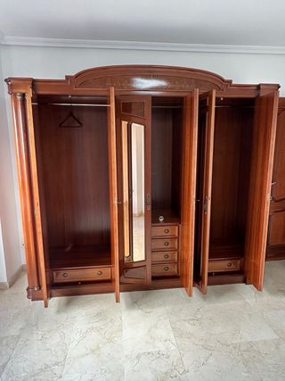 Armario de madera con puertas de cristal