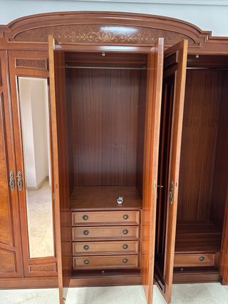 Armario de madera con puertas de cristal