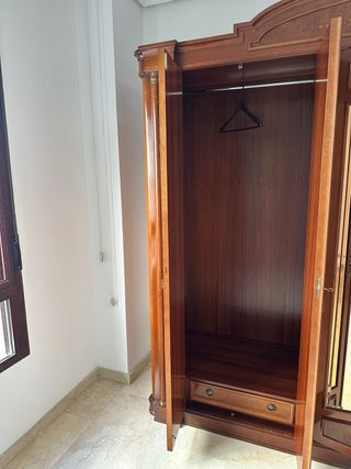 Armario de madera con puertas de cristal