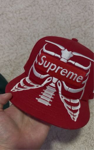 Gorra Supreme Roja Esqueleto talla 7/1/8