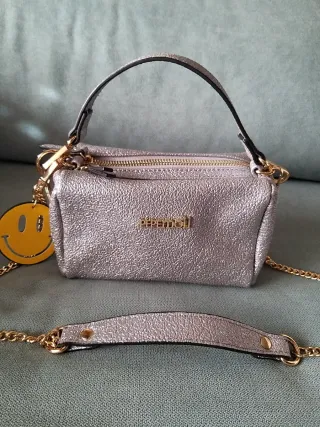 Bolso Pepe Moll plateado con llavero