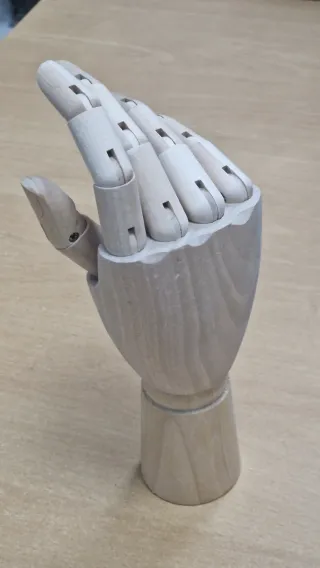 Mano de madera articulada