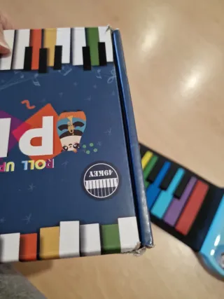 Piano enrollable arcoiris 49 teclas.