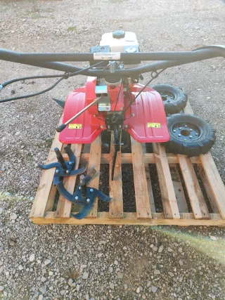 Motocultor con ruedas y pala