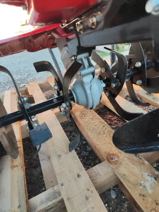 Motocultor con ruedas y pala