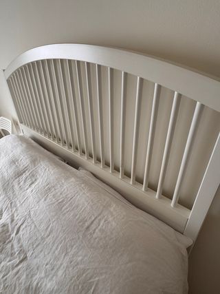 Cama blanca de madera