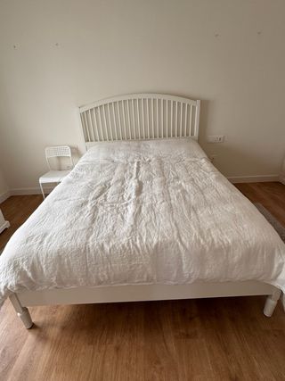 Cama blanca de madera
