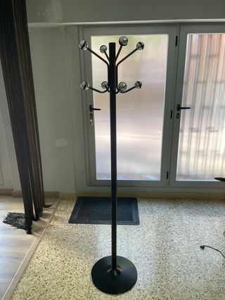 Perchero de pie negro con esferas