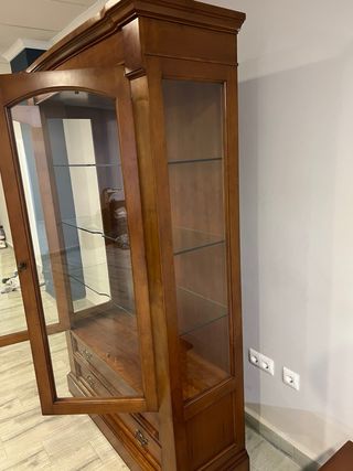 Vitrina madera maciza con puertas de cristal