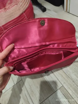 Bolso de mano rosa con calavera