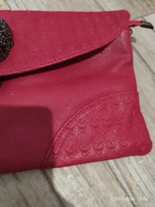 Bolso de mano rosa con calavera