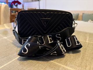 Bolso Negro Guess Acolchado
