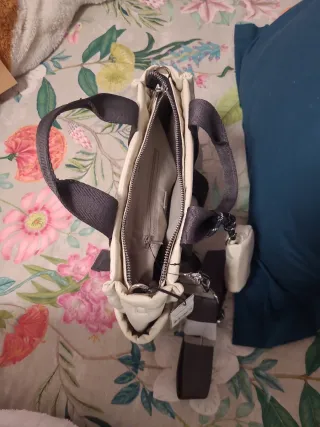 Bolso beige y gris con monedero