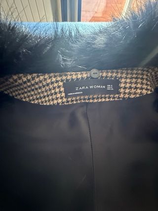 Capa de abrigo con cuello de pelo