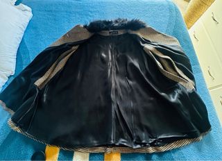 Capa de abrigo con cuello de pelo