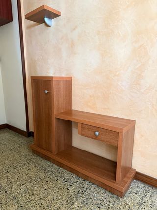Recibidor de madera con cajón y puerta